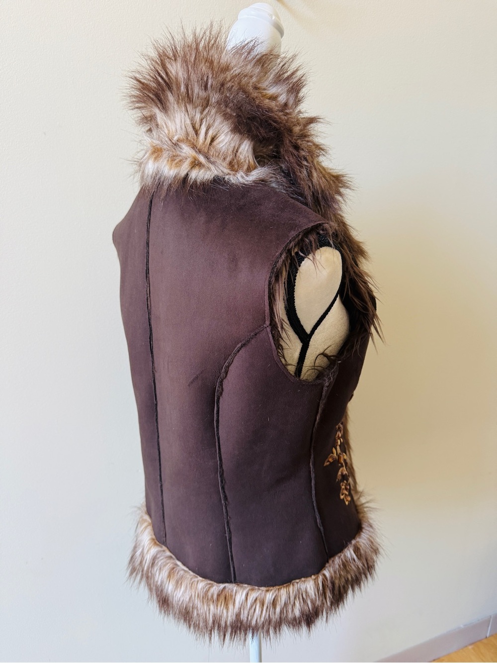 Faux Fur Trim Embroidered Brown Vest - Picture 4 of 6